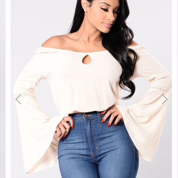❤️ Ivory Bell Sleeve Off the Shoulder Top ❤️ - Picture 1 of 7